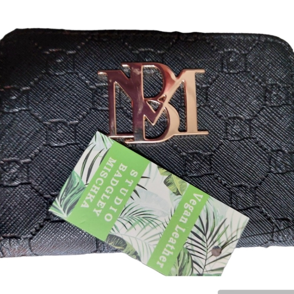 NWOT Badgley Mischka Zip Wallet

NWOT Badgley Mischka Zip Wallet Card Carrier.